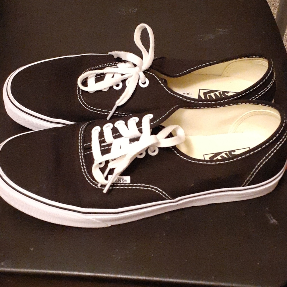 Van's black and white New!